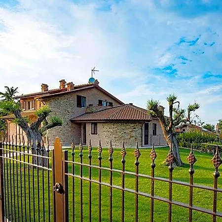 Madonna Carradori Country